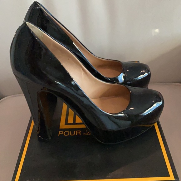 Pour La Victoire Shoes - POUR LA VICTOIRE PATENT LEATHER BLACK ERIKA HEELS SIZE 6
